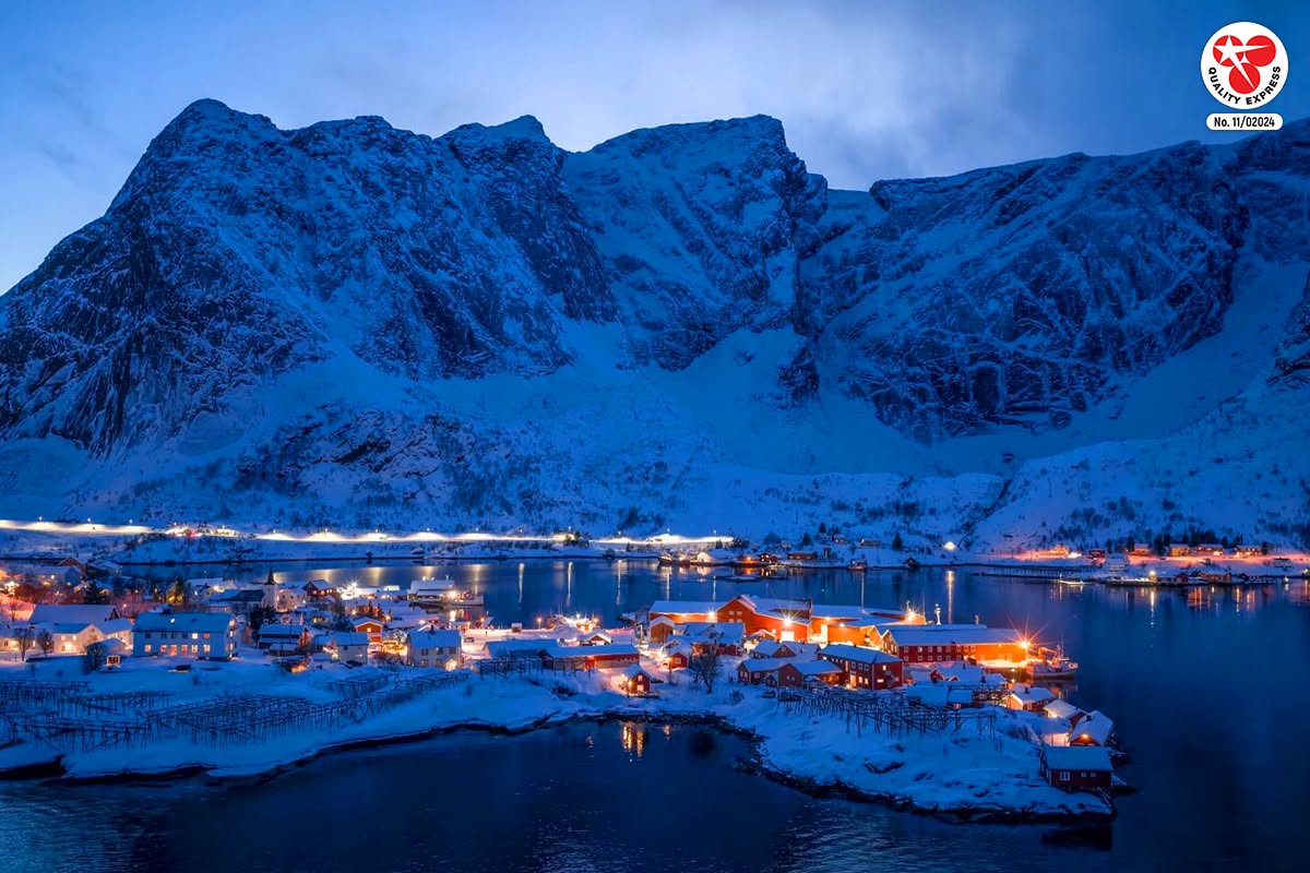 แสงเหนือ Lofoten, Norway ที่หมู่บ้านประมงแห่งเกาะสวรรค์